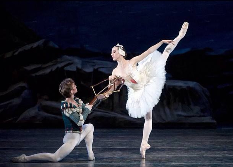 Daniil Simkin, considerado o "novo Baryshnikov", e sua colega Isabella Boylston em apresentação do Lago dos Cisnes | Divulgação