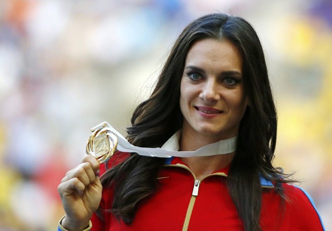 A russa Yelena Isinbaeva mostra sua medalha de outro conquistada no salto com vara | 