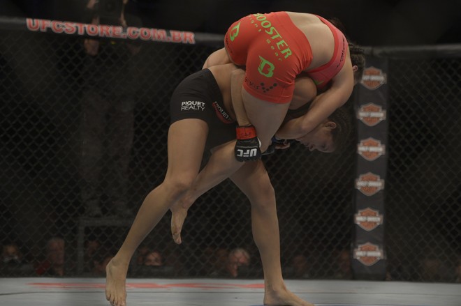 Sheila Gaff tenta finalizar a brasileira Amanda Nunes |