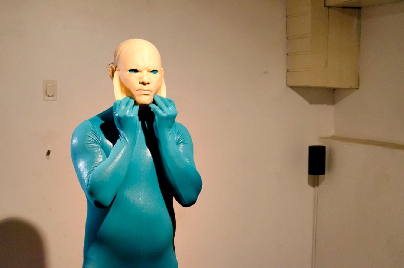 Cicciolina´s Breakfast, performance em que Henrique Saidel brincou com um molde de si mesmo | Divulgação