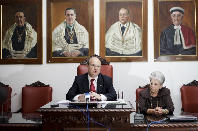 O reitor Zaki Akel Sobrinho e a professora Maria Lúcia Teixeira anunciaram as novidades | André Rodrigues/ Gazeta do Povo