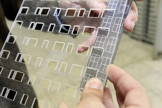 As placas saem da máquina a partir do desenho do projeto do empreendimento, em escala reduzida |