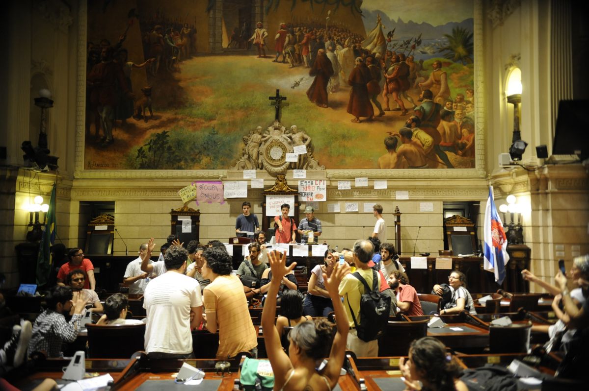 Cerca de cem manifestantes ocupam o plenário da Câmara Municipal do Rio de Janeiro | Tânia Rego / Agência Brasil