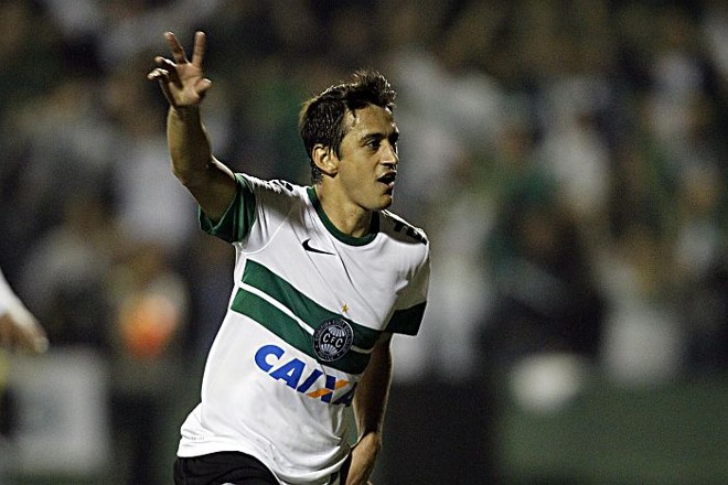 Robinho comemora seu segundo gol na vitória por 5 a 3 sobre a Ponte Preta | 