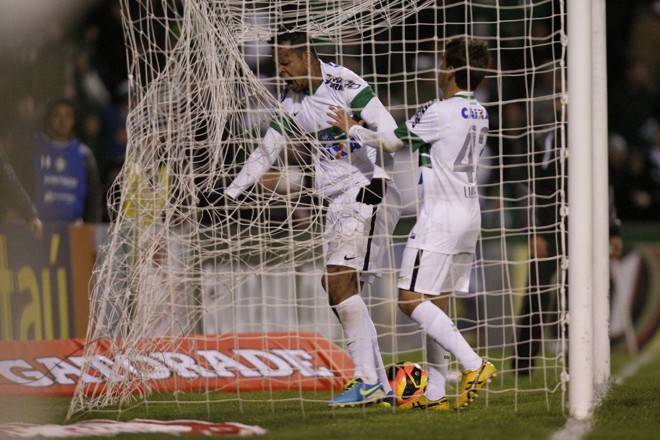 Bill vibra após marcar o gol de empate do Coritiba |