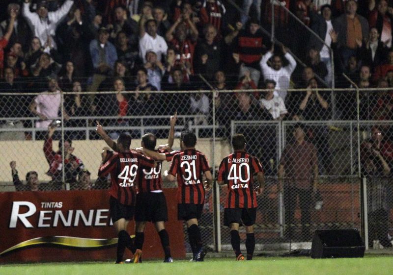 Jogadores atleticanos comemoram o gol de Paulo Baier que garantiu a vitória sobre o Bahia aos 36 minutos do segundo tempo | Jonathan Campos / Gazeta do Povo