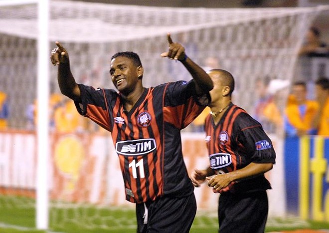 Kléber - O Incendiário chegou desconhecido em 1999, com 24 anos, vindo do Moto Club-MA. Folclórico e imprevisível, o maranhense virou o maior artilheiro da Arena da Baixada, com 67 gols, e o terceiro maior da história do Furacão, com 124. Foi fundamental no título brasileiro de 2001. | 