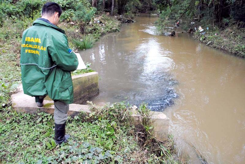Técnico vistoria saída de efluente: esgoto seria despejado nos rios sem tratamento adequado | Ibama/Divulgação