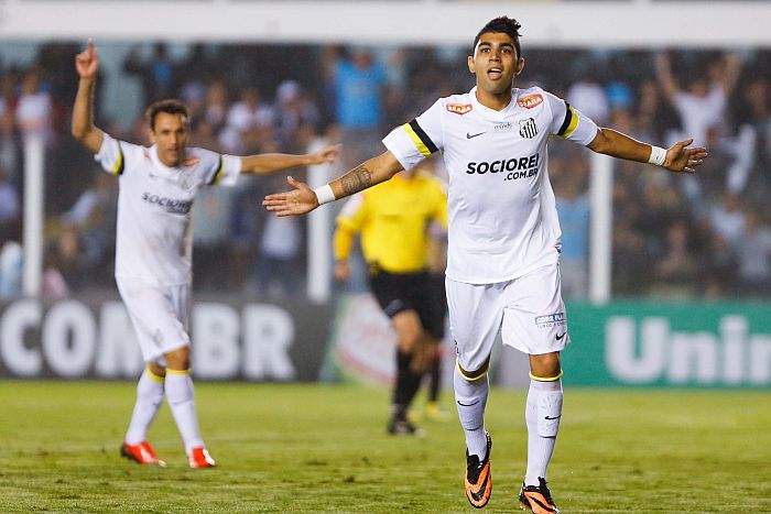 Gabriel comemora o primeiro gol do Santos diante do Vitória | Leandro Martins / Folhapress