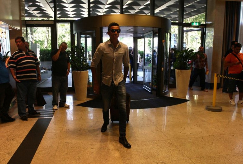 O volante Luiz Gustavo na chegada ao hotel da seleção brasileira na Basileia