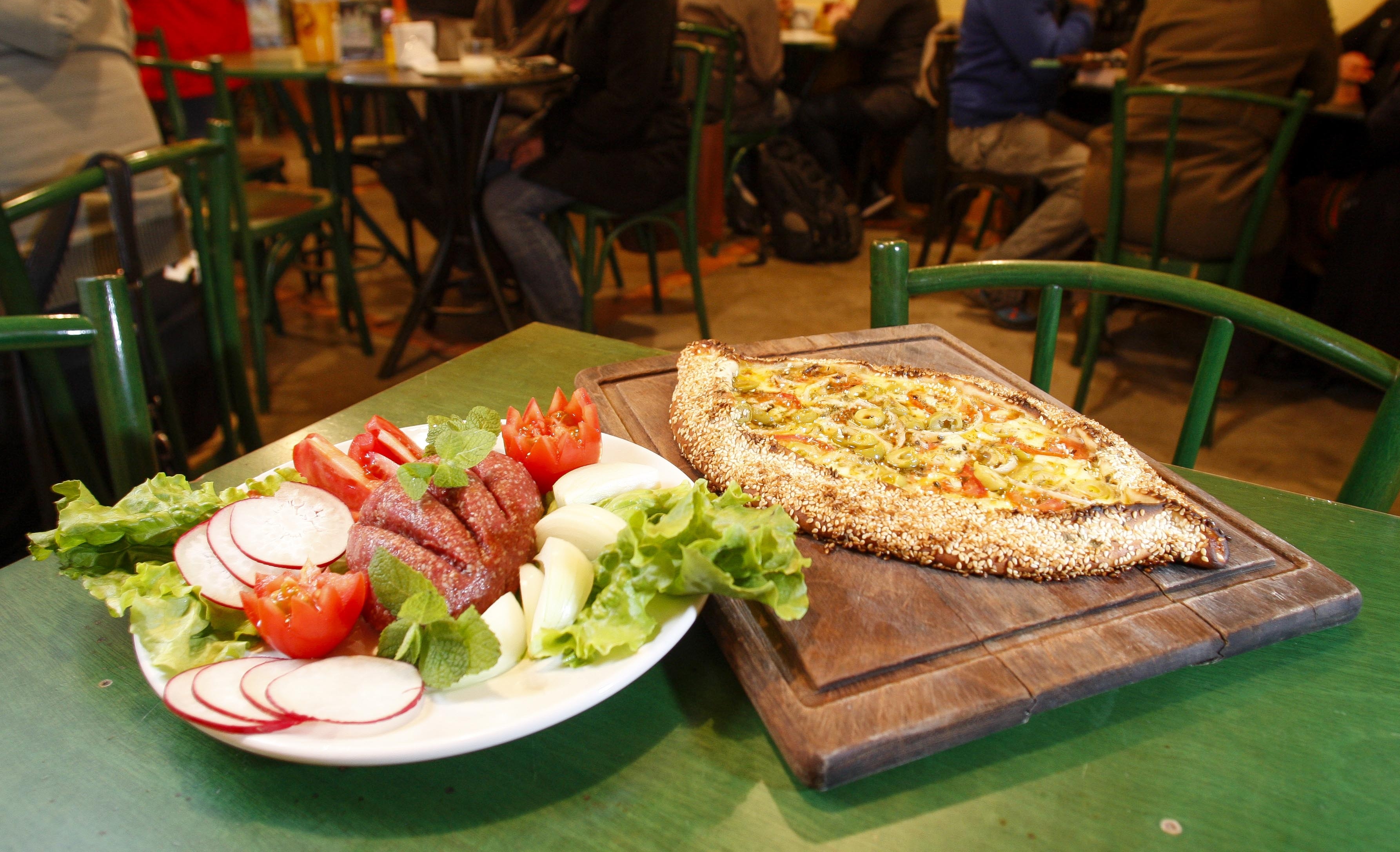 Bares dizem ter absorvido inflação no início do ano, mas aumentaram preços meses depois | Hugo Harada/Gazeta do Povo