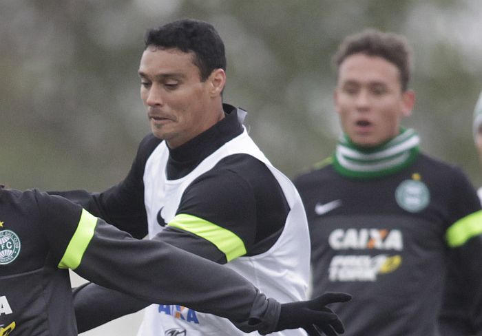 Emerson estaria disposto a ficar no Coritiba após manifestação da torcida para que não se transfira para o Atlético-MG | Allan Costa Pinto / Tribuna do Paraná