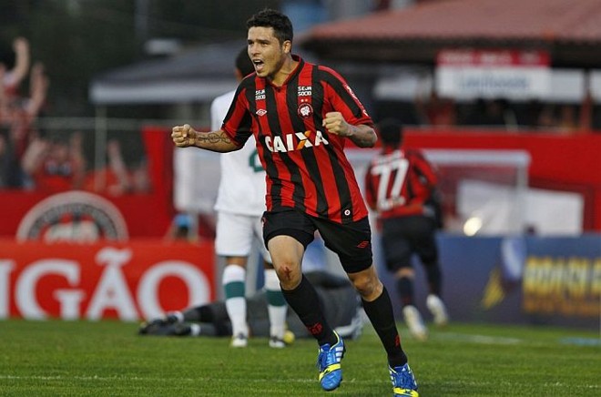 Zezinho vibra com a vitória do Atlético na sobre o Goiás |