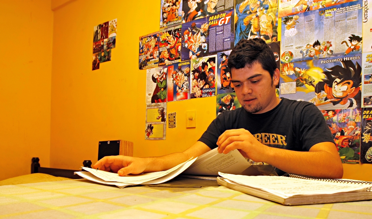 O paraguaio Francisco Sosa é um dos estudantes da Unila que moram no alojamento da Vila Portes. | Christian Rizzi / Gazeta do Povo