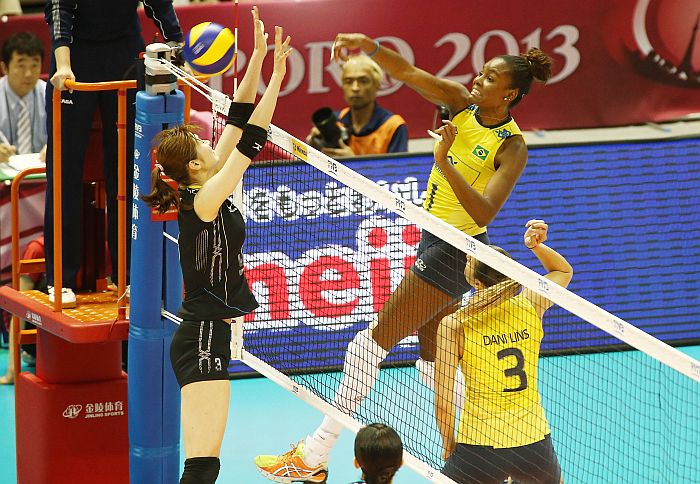 Meio de rede Fabiana ataca o bloqueio japonês na vitória que deixou o Brasil na liderança do Grand Prix | Divulgação / FIVB