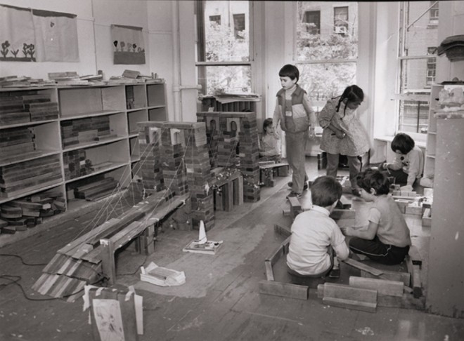 Foto de 1980 retrata a persistência dos blocos de madeiras como material de brincadeira e aprendizado nas escolas nos Estados Unidos | 