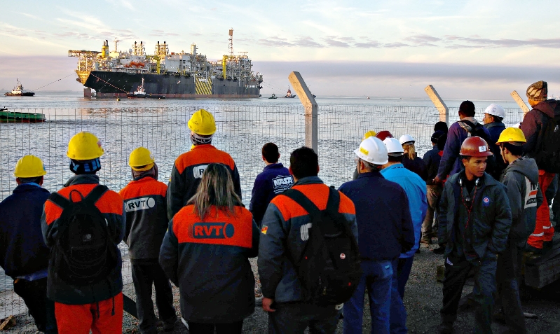 Trabalhadores da Petrobras no lançamento de uma plataforma de exploração: companhia emprega 360 mil terceirizados | Agência Petrobras