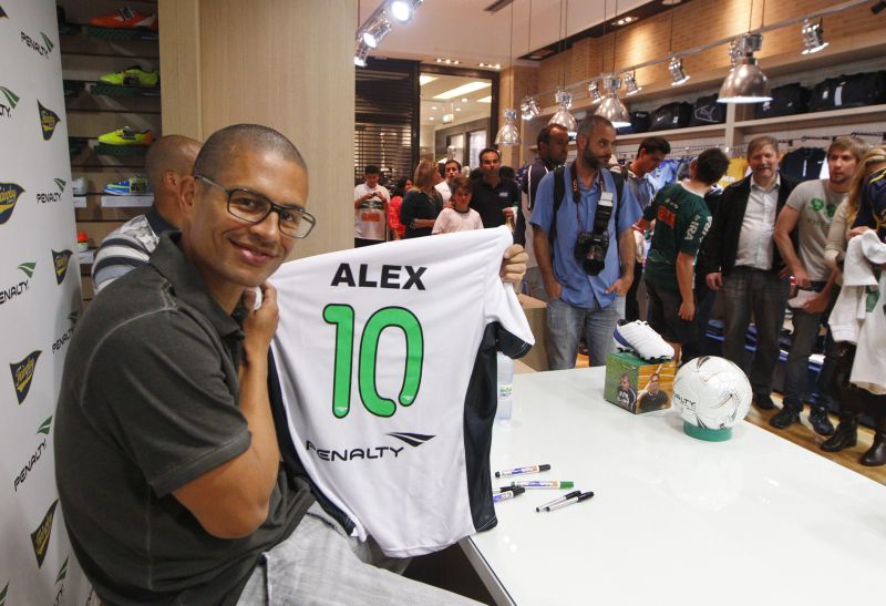 Alex mostra a camisa especial que o patrocinador fez em sua homenagem: aposta em um Coritiba muito forte | Daniel Castellano/ Gazeta do Povo