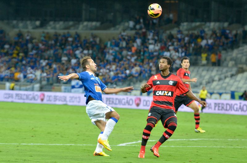 Everton Ribeiro deu chapéu em Luiz Antônio antes de marcar o segundo gol do Cruzeiro | Daniel Oliveira / Fotoarena / Folhapress