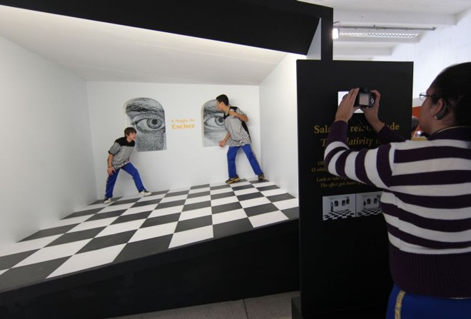 Instalações interativas propiciam ilusões de ótica |