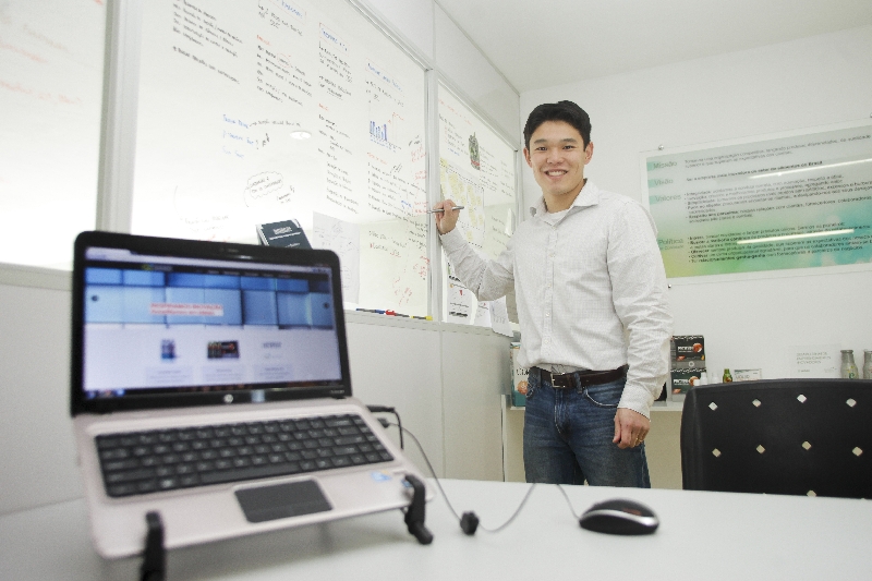 Alisson Sato, diretor da Qualinova, estuda formato para seu novo produto, que deve ser lançado até o fim do ano | Andre Rodrigues/ Gazeta do Povo