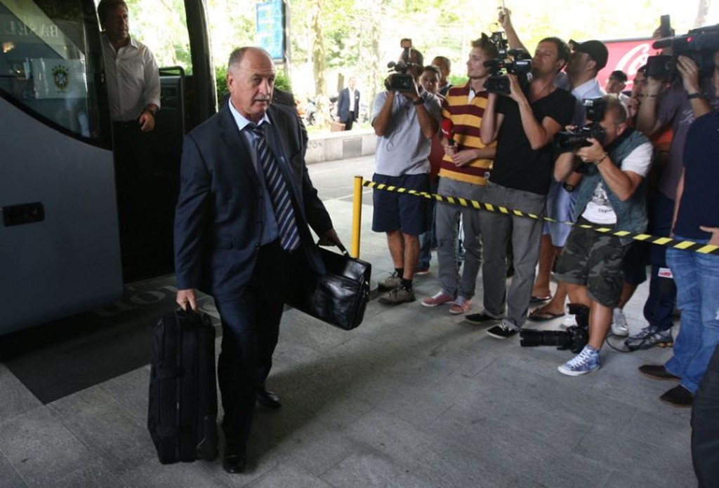 O técnico Felipão na chegada ao hotel da seleção brasileira na Basileia