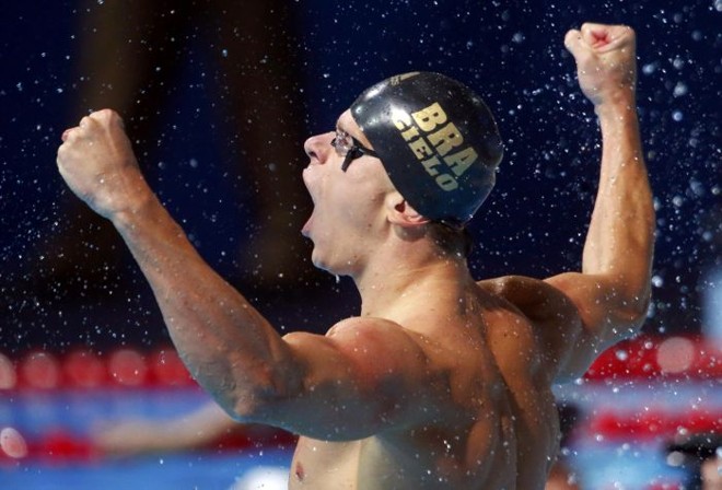 Nadador brasileiro Cesar Cielo comemora o feito inédito no Mundial: conquista pela terceira vez o ouro nos 50m |