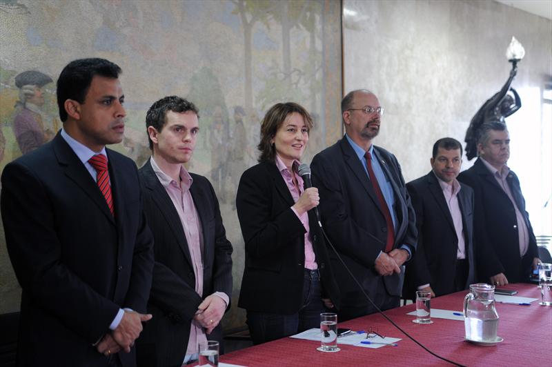 Eleonora Fruet, secretária de Finanças, fala para vereadores membros da CPI da Urbs. Suspeita é de que empresas teriam recolhido menos impostos do que deveriam | Everson Bressan/SMCS