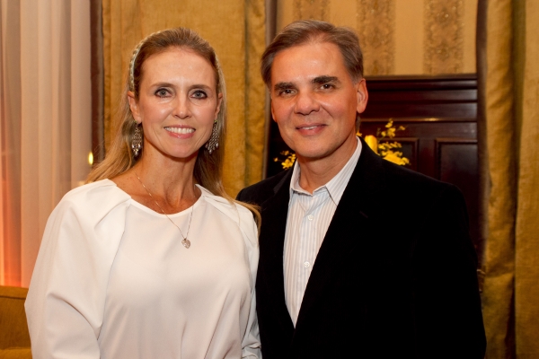 Em noite comemorativa, nos salões do Castelo do Batel, Cristiane e o cirurgião plástico Sérgio Keinert. Comemoram a vitória do filho, Guilherme Moro Keinert, no vestibular de Medicina, da Evangélica | Gustavo Garret