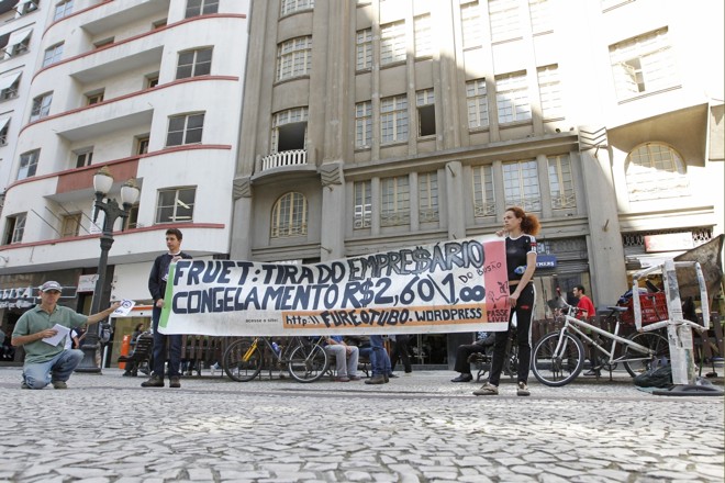 Apenas três manifestantes estiveram no local da manifestação até as 12h40 dessa quinta-feira (22) |