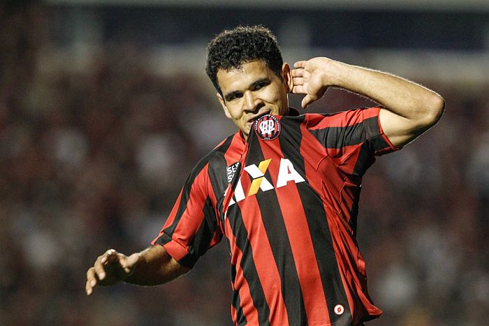 Ederson comemora o segundo gol atleticano diante do Botafogo: atacante é o artilheiro do Brasileirão | Bruno Covello / Gazeta do Povo