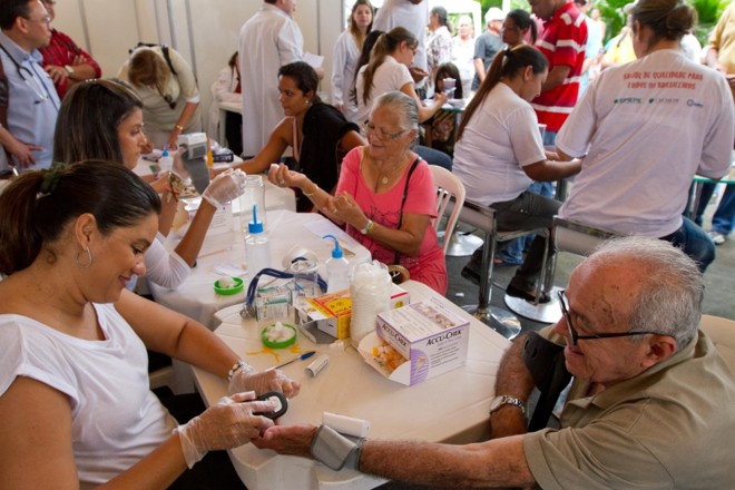 No Recife, o atendimento foi mantido, mas ocorreu na rua |