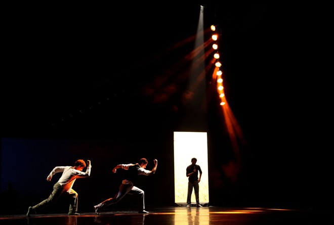 Performance dos artistas durante a apresentação de