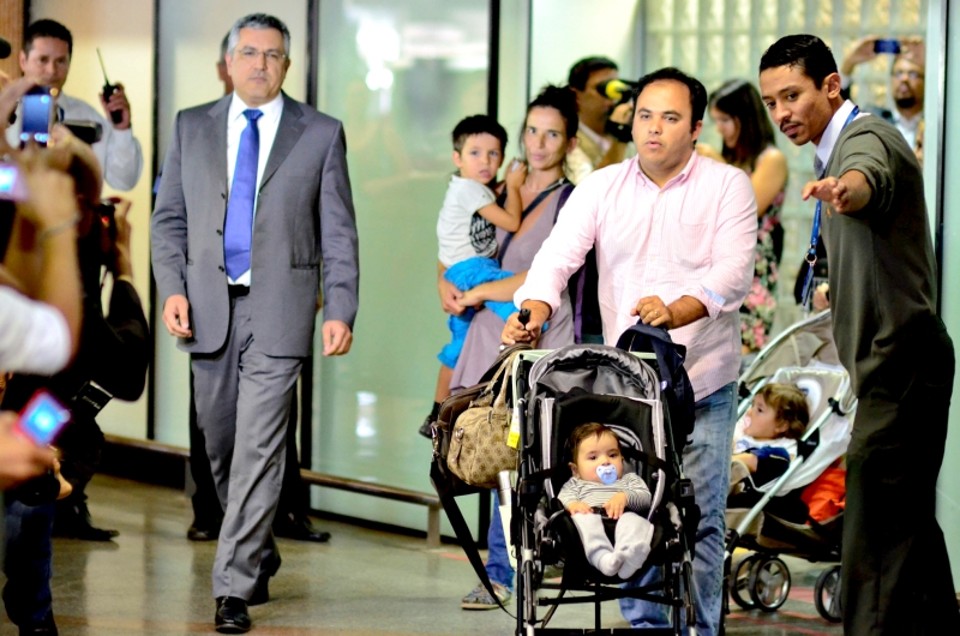 Ministro da Saúde, Alexandre Padilha, recebe médicos estrangeiros no aeroporto de Brasília: Vamos até o fim | Pedro França/ Folhapress