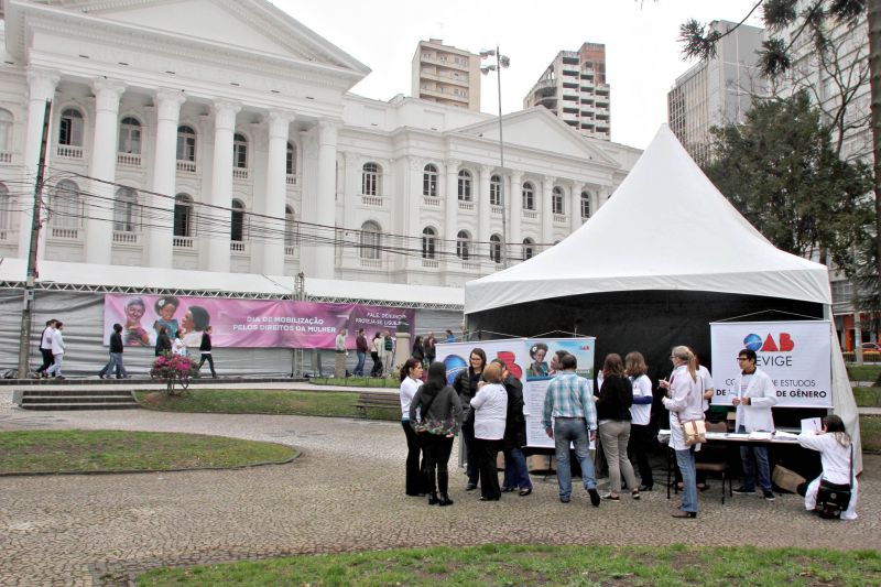 Governos municipal, estadual, federal e entidades prestaram atendimento na Santos Andrade | Walter Alves/ Gazeta do Povo