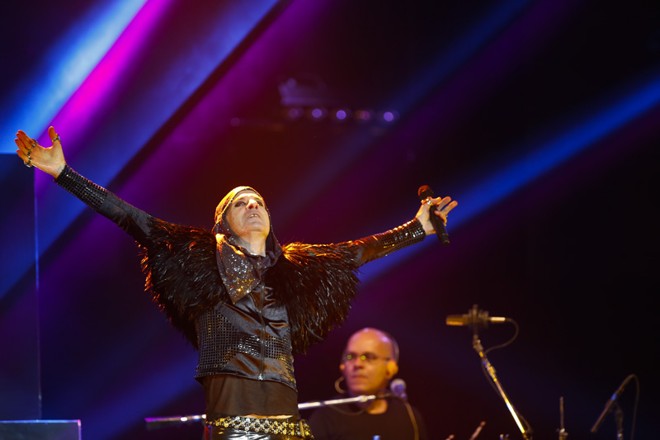 Ney vestia um chamativo colete de pele preto e botas que ultrapassavam os joelhos |