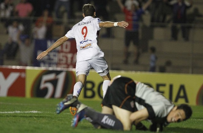 Paulo Sérgio comemora o primeiro gol do Paraná diante do Boa |