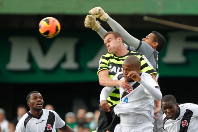Bola cruzada na área do Vasco, Chico disputa com a defesa carioca. | 