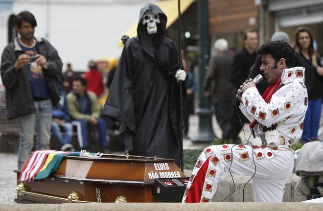Fã de Elvis e a figura da morte marcaram homenagem |