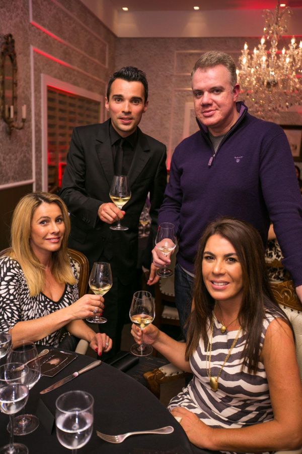 O embaixador da Dom Pérignon no Brasil, Romain Jousselin (à esq.), com o jornalista Marcus Contin e as irmãs e empresárias Andrea El Omeiri e Márcia Almeida no jantar de apresentação da safra Vintage 2004 do champagne francês no restaurante Durski | Diego Pisante