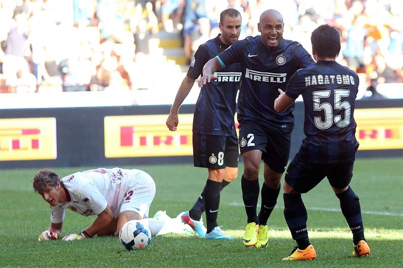 O brasileiro Jonathan comemora com companheiros do Inter de Milão seu gol no jogo contra o Citadella. | EFE