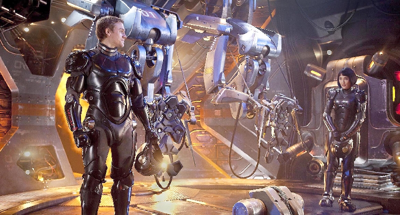 Charlie Hunnam e Rinko Kikuchi: parceiros para destruir ETs | Divulgação