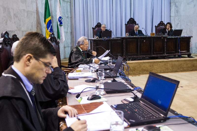 O conselheiro Nestor Baptista (na ponta do fundo da primeira mesa), relator das contas do governo, relativizou o descumprimento dos gastos com saúde. Segundo ele, a lei federal que regulamentou o que é despesa do setor entrou em vigência no início de 2012. Mas Baptista disse que estado não se esforçou para cumprir a legislação | Brunno Covello/ Gazeta do Povo