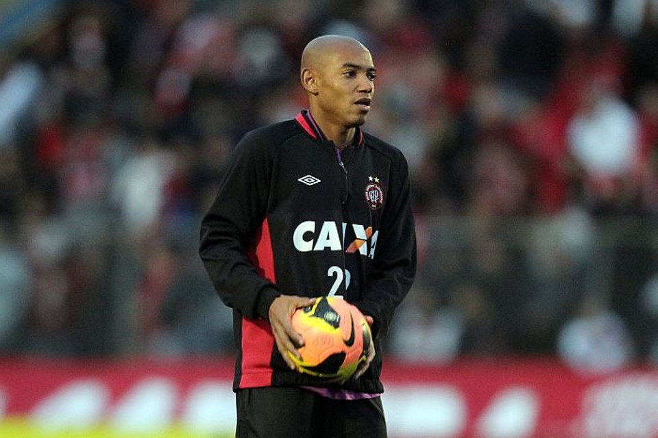 Atlético aposta em velocidade para superar o líder Botafogo Zagueiro Luiz Alberto acredita que o Atlético tem poder para jogar de igual para igual com o líder Botafogo | Walter Alves / Gazeta do povo