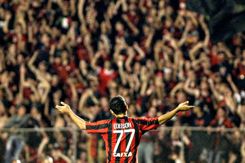 Éderson comemora com a torcida atleticana: com os dois gols de ontem, atacante virou artilheiro do Nacional | Brunno Covello/Gazeta do Povo