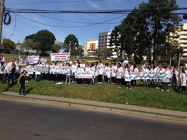 Estudantes do curso de veterinária da Faculdade Evangélica protestam em frente à instituição, no Campina do Siqueira, em Curitiba | Gabriela Pamplona / Divulgação