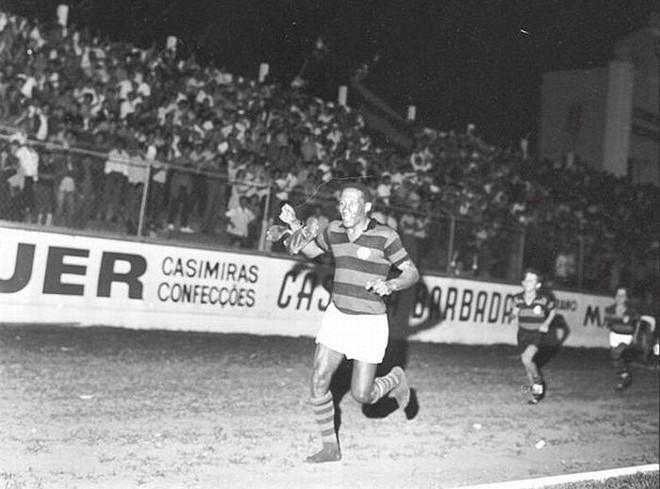 Djalma Santos passa em frente da reta do relógio, na volta olímpica no gramado da Vila Capanema, no adeus do Atlético | 