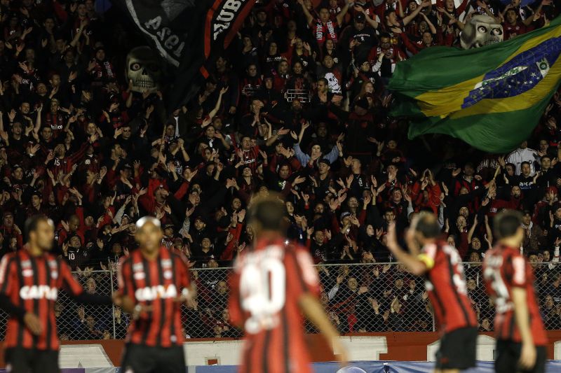 Torcida atleticana comemora na Vila Capanema: Atlético levou um susto no início, mas teve forças para virar a partida com gols de Paulo Baier e Éderson | Marcelo Andrade/ Gazeta do Povo
