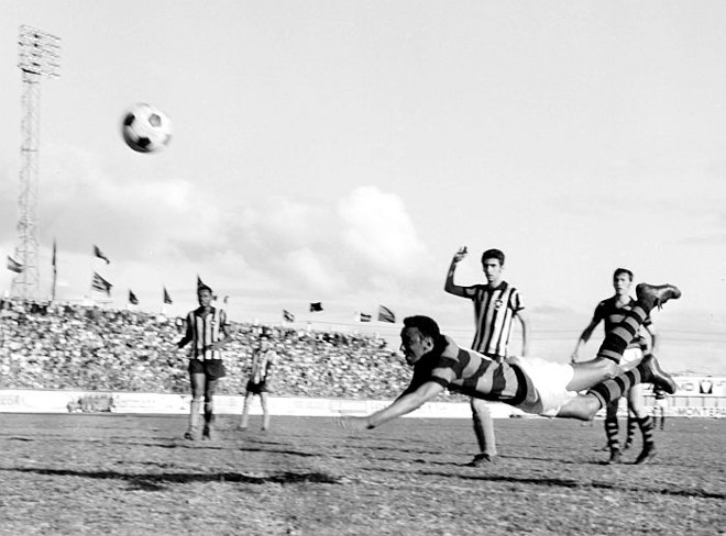 Zé Roberto tenta o gol em jogo que o time carioca levou, mas não mereceu a vitória na Vila Capanema |