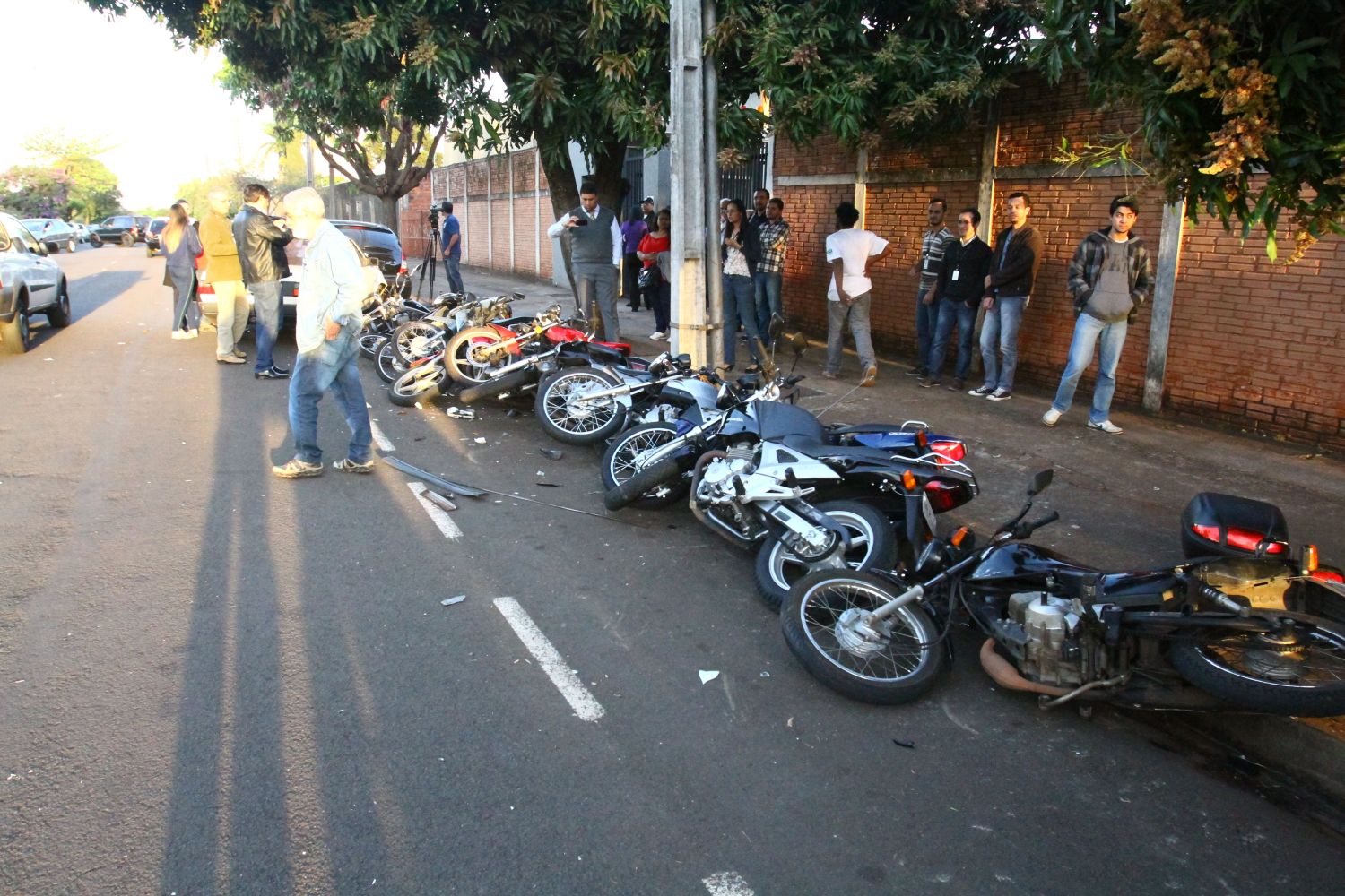Quatorze motocicletas foram ao chão após a batida | Gilberto Abelha / Jornal de Londrina